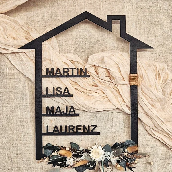 Holzhaus mit Namen, schwarz