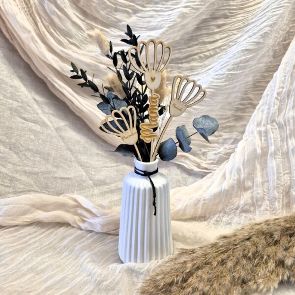 Vase mit Holzblumenstrau&szlig; und Trockenblumen